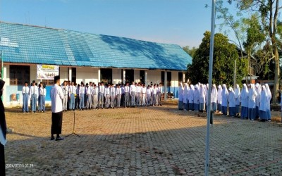 MAS MU'ALLIMIN ALABIO MELAKSANAKAN APEL PENGARAHAN AWAL MASUK TAHUN AJARAN BARU 2024-2025